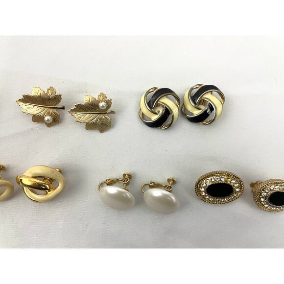 VTG Lot of 12 Assorted Gold Toned Clip-on Earrings Signed Trifari SaraCov Napier - Picture 11 of 16